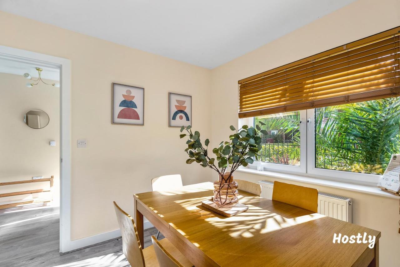 Puffin Way - Comfortable, Spacious House With Parking レディング エクステリア 写真