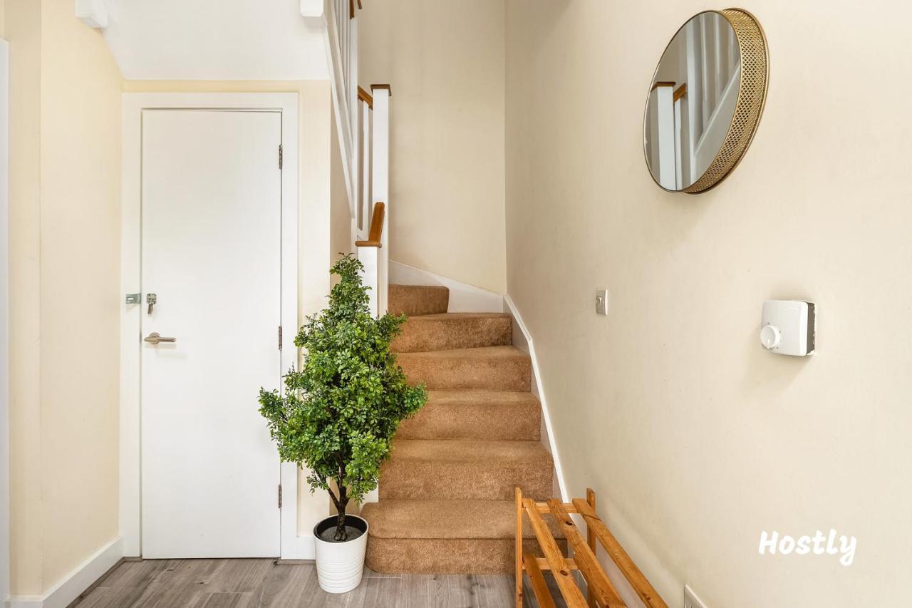 Puffin Way - Comfortable, Spacious House With Parking レディング エクステリア 写真